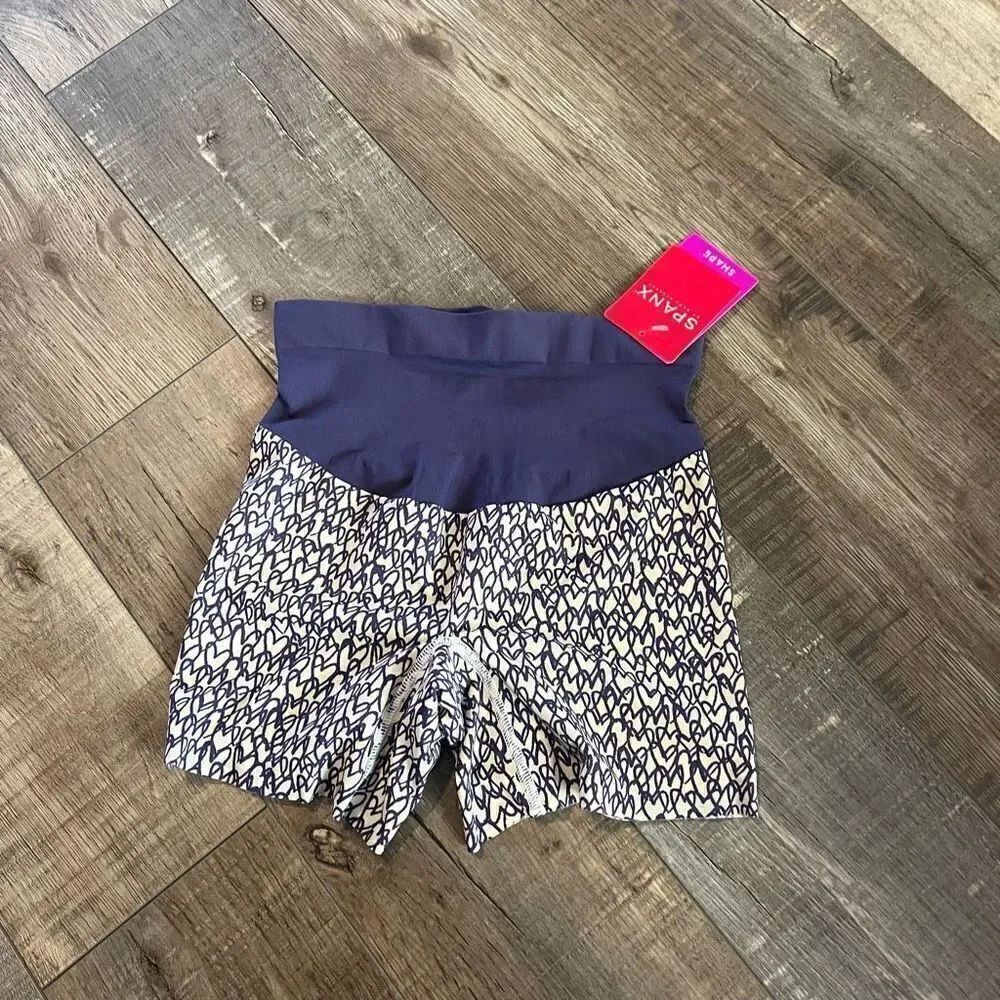 NWT SPANX SHAPE MY DAY GIRL
SHORT SMOOTH PANTIES NYLON /
SPDX SS7215 HEART size